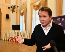 evgenij mironov i teatr naczij otkryli festival luch v novouralske s podderzhkoj rosatoma-signaldaily-ru-0