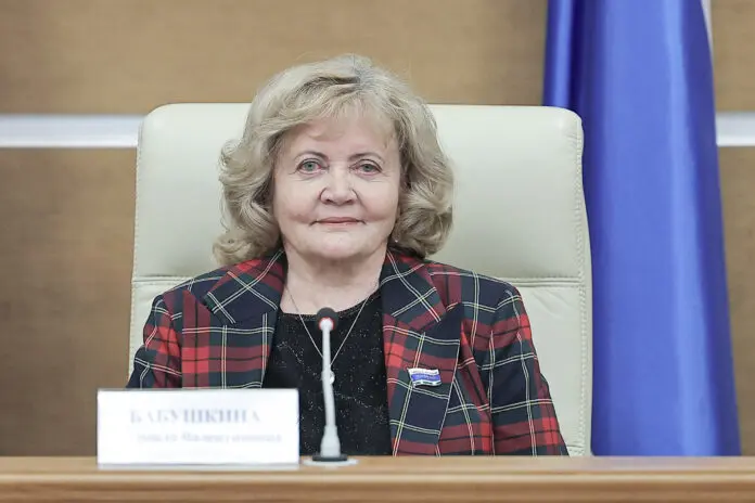 Людмила Бабушкина поздравила службу судебных приставов Свердловской области-0