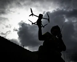 Майкл Кофман о царстве FPV-дронов и тактических переменах в боях ВС РФ и ВСУ majkl kofman o czarstve dronov i takticheskih peremenah v boyah vs rf i vsu-signaldaily-ru-0