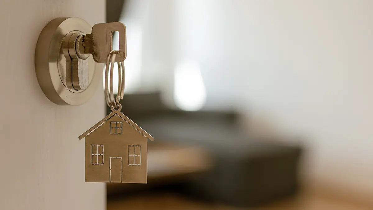 Женщина из Питера отобрала у покупательницы квартиру и 8,5 миллиона рублей