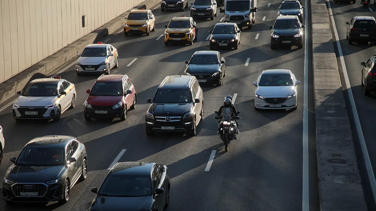 Движение транспорта перекрыли на Тверской улице и Кремлевской набережной