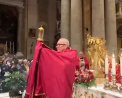 Реликвии Христа из Мантуи прибыли в Рим, включая копье Лонгина relikvii hrista iz mantui pribyli v rim vklyuchaya kope longina-signaldaily-ru-0