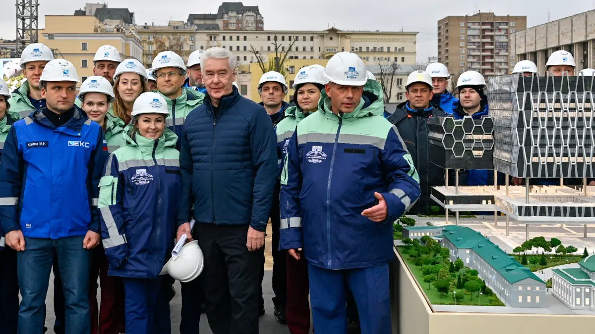 Мэр Москвы Сергей Собянин и директор НИИ скорой помощи имени Н. В. Склифосовского Сергей Петриков вместе с врачами и строителями на площадке, где возводится новый корпус больницы