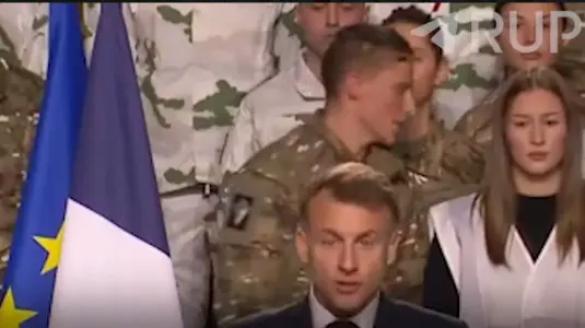 Французский солдат ушел со сцены во время речи Макрона о расширении армии