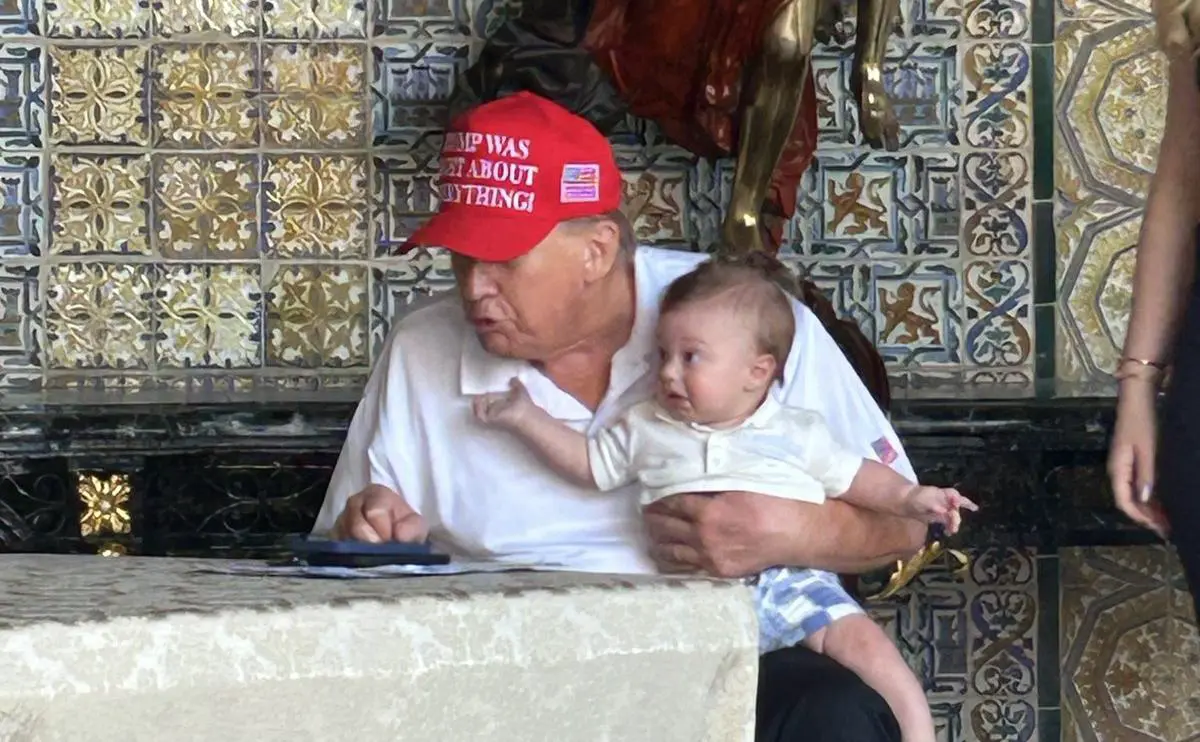 Дональд Трамп и его внук Александр (@TiffanyATrump / X)