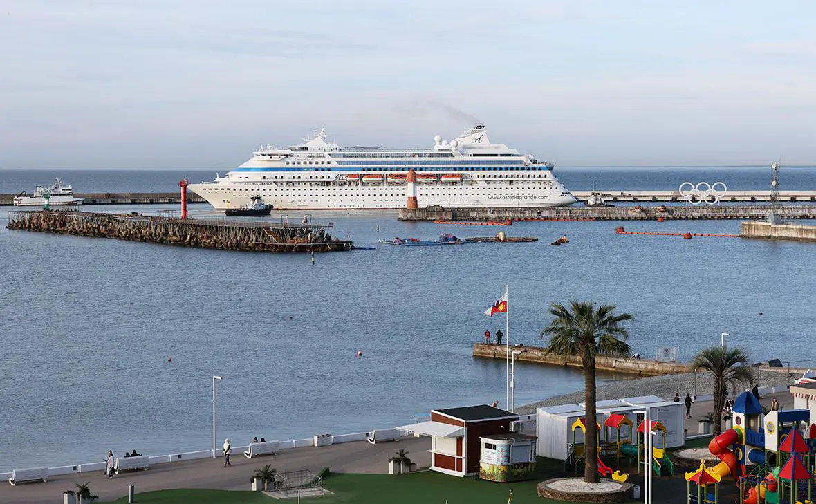 Прибытие круизного лайнера Astoria Grande в Сочи (Сергей Кулаков / РИА Новости)