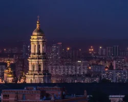 В Киеве прогремели взрывы, ПВО отражает атаки беспилотников v kieve progremeli vzryvy pvo otrazhaet ataki bespilotnikov-signaldaily-ru-0