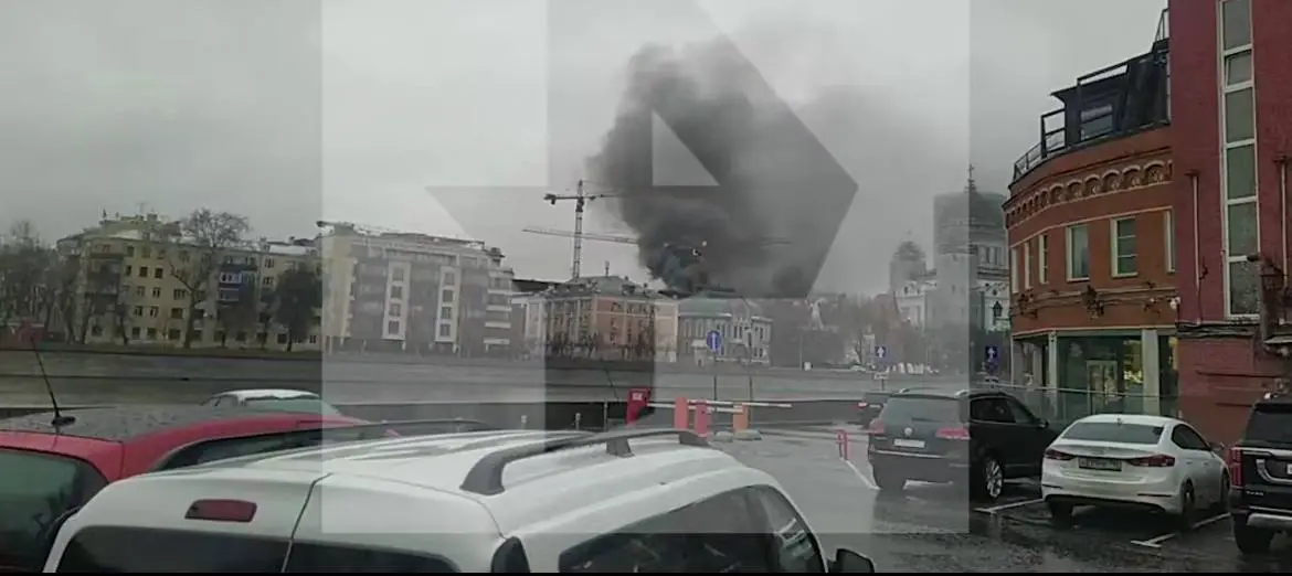 Стройматериалы вспыхнули рядом с храмом Христа Спасителя в Москве