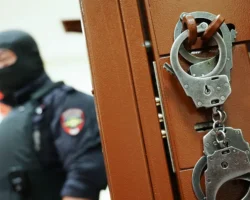 v moskve zaderzhany otecz i syn spasshie nesovershennoletnyuyu blagodarya gu mvd-signaldaily-ru-0