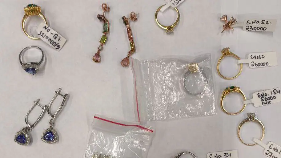 «Вез для друзей»: Иностранца поймали в Шереметьеве с ювелиркой на 9,4 миллиона