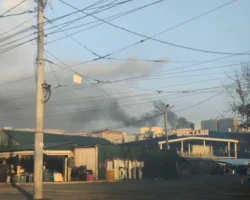 Владивосток. Чёрный дым над Зелёным углом на улице Нейбута не угрожает безопасности vladivostok chyornyj dym nad zelyonym uglom na ulicze nejbuta ne ugrozhaet bezopasnosti-signaldaily-ru-0