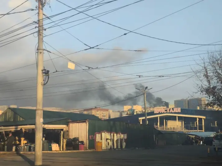 В районе Зелёного угла во Владивостоке заметили большой столб чёрного дыма ИА PrimaMedia