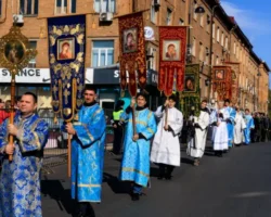 Во Владивостоке прошел праздничный крестный ход в честь Казанской иконы vo vladivostoke proshel prazdnichnyj krestnyj hod v chest kazanskoj ikony-signaldaily-ru-0
