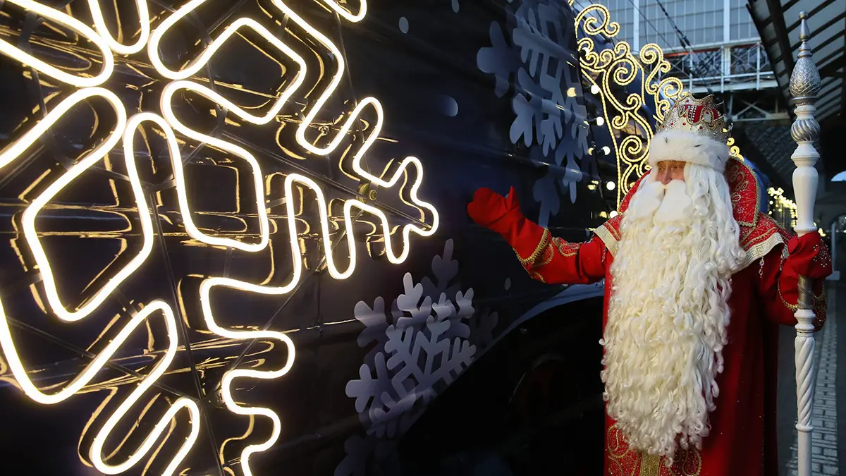 Поезд Деда Мороза проехал по Москве перед отправкой в новогоднее путешествие