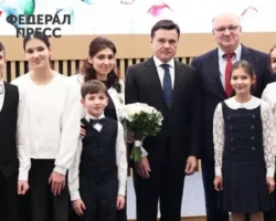 Воробьев чествует семьи Хомутинниковых, Константиновых и других героев праздника материнства vorobev chestvuet semi homutinnikovyh konstantinovyh i drugih geroev prazdnika materinstva-signaldaily-ru-0