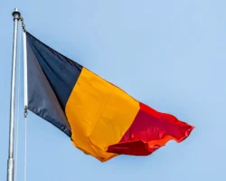 Бельгия на грани рисков: Ван Петегем и Макрон обсуждают активы России для Украины belgiya na grani riskov van petegem i makron obsuzhdayut aktivy rossii dlya ukrainy-signaldaily-ru-0