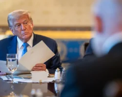 Дональд Трамп отвечает на вопрос о Санта-Клаусе и приключениях NORAD donald tramp otvechaet na vopros o santaklause i priklyucheniyah -signaldaily-ru-0