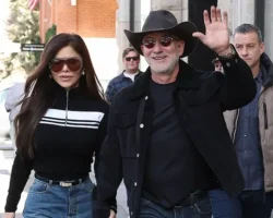 Джефф Безос и Лорен Санчес удивили публику новым образом в стиле Amazon dzheff bezos i loren sanches udivili publiku novym obrazom v stile -signaldaily-ru-0