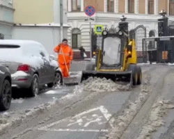Городские службы Москвы и МЧС активно противостоят снегопаду в столице gorodskie sluzhby moskvy i mchs aktivno protivostoyat snegopadu v stolicze-signaldaily-ru-0