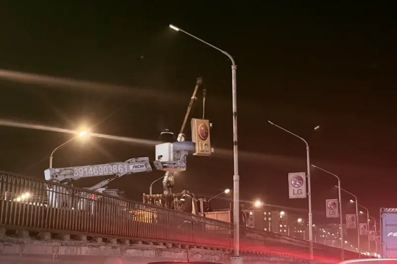 Во Владивостоке сняли 38 &quotретро-щитов&quot с путепровода на Второй Речке пресс-служба администрации Владивостока