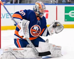 Илья Сорокин из Нью-Йорк Айлендерс творит историю НХЛ в поединке с Тампа-Бэй Лайтнинг ilya sorokin iz nyujork ajlenders tvorit istoriyu nhl v poedinke s tampabej lajtning-signaldaily-ru-0