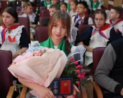 Кристина Кухарь и сенаторы наградили героическую школьницу Уссурийска в Совете Федерации kristina kuhar i senatory nagradili geroicheskuyu shkolniczu ussurijska v sovete federaczii-signaldaily-ru-0