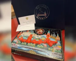 Мария Захарова получила изящную шкатулку от Владимира Путина в Кремле mariya zaharova poluchila izyashhnuyu shkatulku ot vladimira putina v kremle-signaldaily-ru-0