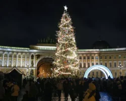 Новогодняя елка на Дворцовой площади в Петербурге выдержала сильный ветер novogodnyaya elka na dvorczovoj ploshhadi v peterburge vyderzhala silnyj veter-signaldaily-ru-0
