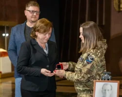 Орден героя Николая Клушина торжественно передан родным в Музее Победы orden geroya nikolaya klushina torzhestvenno peredan rodnym v muzee pobedy-signaldaily-ru-0