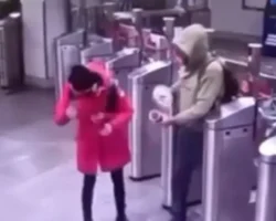 Правоохранители оперативно задержали мужчину за нападение с кипятком в метро Южная pravoohraniteli operativno zaderzhali muzhchinu za napadenie s kipyatkom v metro yuzhnaya-signaldaily-ru-0