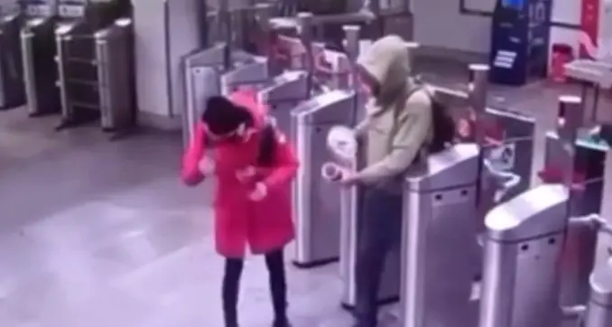 Мужчина облил женщину кипятком за то, что ему не дали пройти без оплаты в метро