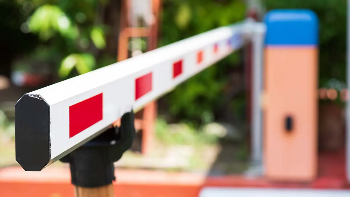 Можно ли не сдавать деньги на шлагбаум во дворе дома