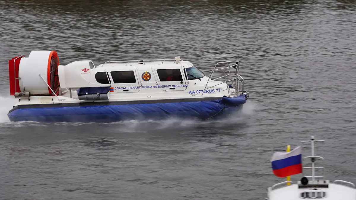 Спасатели вытащили из воды пьяного рыбака на севере Москвы