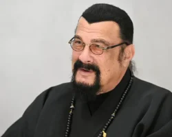 Стивен Сигал и интриги вокруг премьеры «Во имя справедливости» о СВО stiven sigal i intrigi vokrug premery vo imya spravedlivosti o svo-signaldaily-ru-0