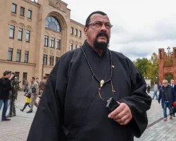 Стивен Сигал о переменах в жизни после получения гражданства России stiven sigal o peremenah v zhizni posle polucheniya grazhdanstva rossii-signaldaily-ru-0