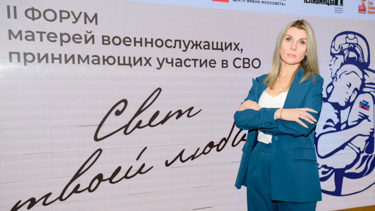 Мать четверых сыновей, двое из которых — участники спецоперации, Татьяна Яровая на торжественном открытии форума «Свет твоей любви». В свободное от работы время женщина выезжает в госпитали к раненым бойцам, передает им домашнюю еду