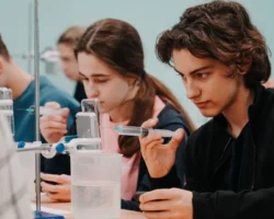 В Москве растёт интерес молодежи к олимпиадам по искусственному интеллекту и робототехнике v moskve rastyot interes molodezhi k olimpiadam po iskusstvennomu intellektu i robototehnike-signaldaily-ru-0