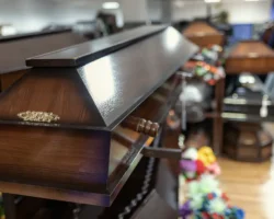 Вдова из Арамиля вскрыла гроб бойца СВО, и останки Ивана пропали vdova iz aramilya vskryla grob bojcza svo i ostanki ivana propali-signaldaily-ru-0