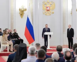 Владимир Путин вручает «Золотую Звезду» героям с драматическими судьбами vladimir putin vruchaet zolotuyu zvezdu geroyam s dramaticheskimi sudbami-signaldaily-ru-0