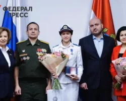 Вячеслав Федорищев вручил медаль мужества дочери героя СВО из Самарской области vyacheslav fedorishhev vruchil medal muzhestva docheri geroya svo iz samarskoj oblasti-signaldaily-ru-0
