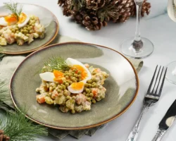 yana pryanikova i astrolog irina berezovskaya obsuzhdayut trendy novogodnego stola 2026-signaldaily-ru-0