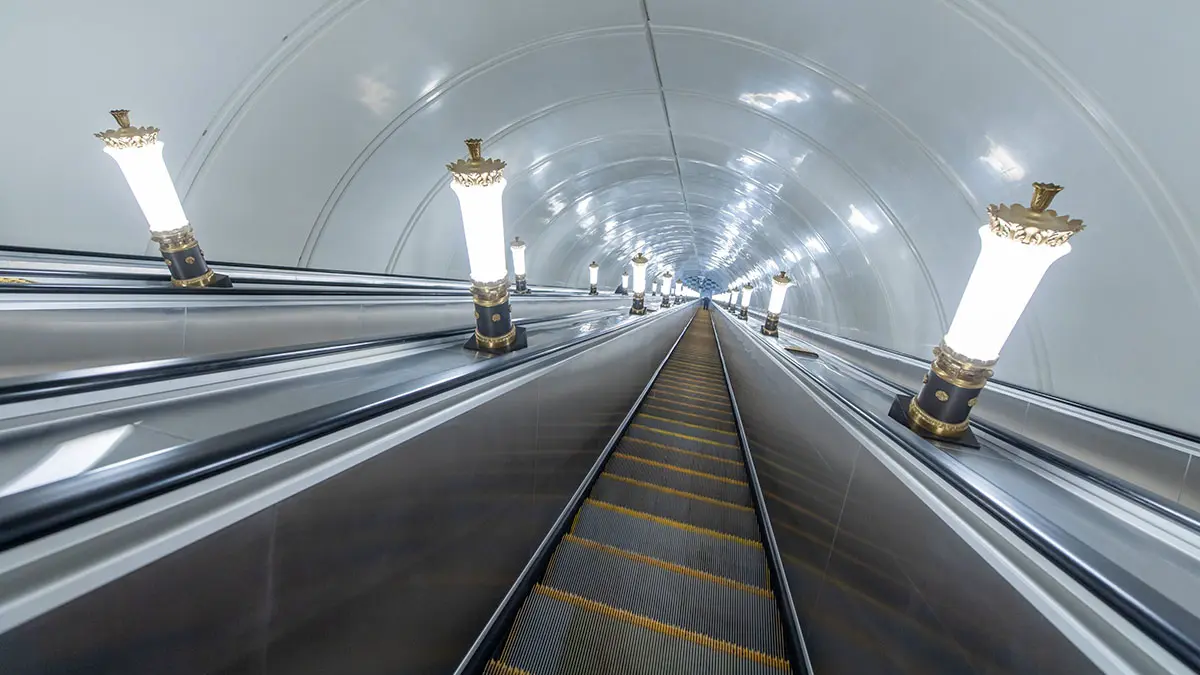 Москвич случайно разбил головой плафон в метро, выругался матом и был арестован