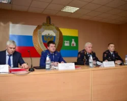 Александр Мешков оценил ГУ МВД в Екатеринбурге и задал приоритеты aleksandr meshkov oczenil gu mvd v ekaterinburge i zadal prioritety-signaldaily-ru-0