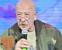 Александр Розенбаум выступил в Дубае, призвав к миру aleksandr rozenbaum vystupil v dubae prizvav k miru-signaldaily-ru-0