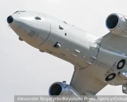 amerikanskij  uverenno letit nad chernym morem u sochi-signaldaily-ru-0