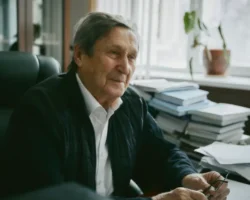 Анатолий Деревянко отмечает юбилей первооткрывателя Денисовского человека anatolij derevyanko otmechaet yubilej pervootkryvatelya denisovskogo cheloveka-signaldaily-ru-0