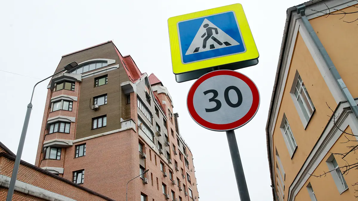 Охрана дома, в котором находится квартира Долиной, перекрыла доступ во двор и подъезд