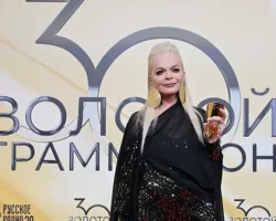 Ларису Долину заметили возле дома в Хамовниках вместе с Полиной Лурье larisu dolinu zametili vozle doma v hamovnikah vmeste s polinoj lure-signaldaily-ru-0