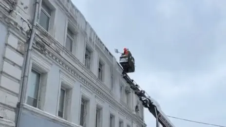 В Москве проводят очистку крыш жилых домов после снегопада
