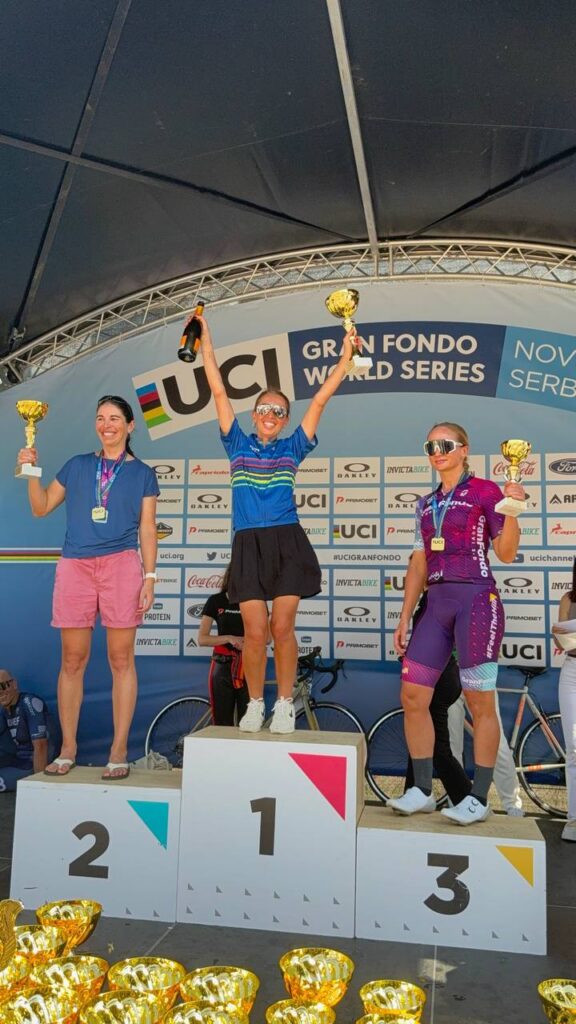 Яна Вихарева на пьедестале с кубком в Сербии